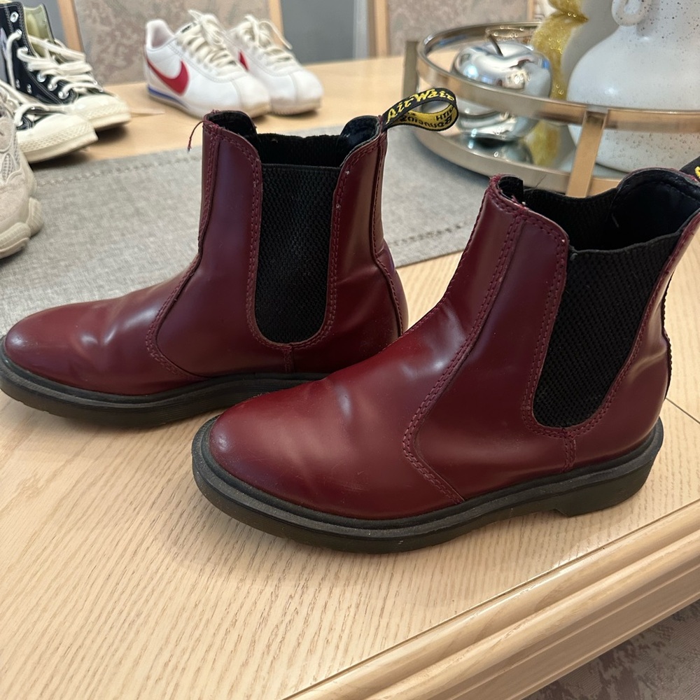 DR MARTENS LEATHER CHELSEA BOOTS
